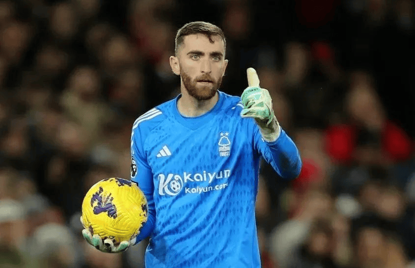 包含里昂门将因伤退出比赛，球队后防压力增大的词条