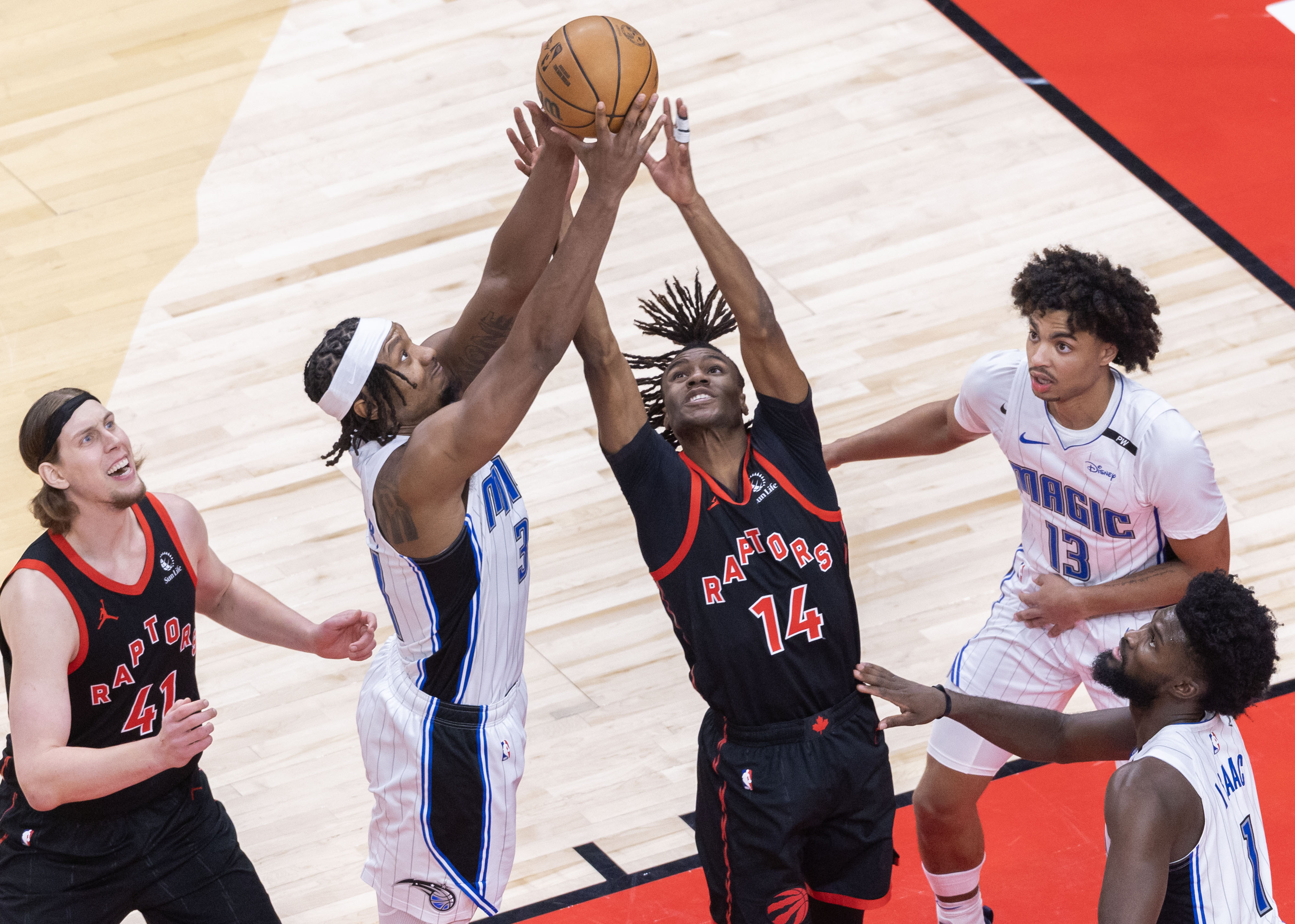 爵士主场击败猛龙，取得八连胜