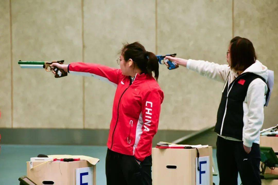 射击选手连番追赶，最终获得金牌