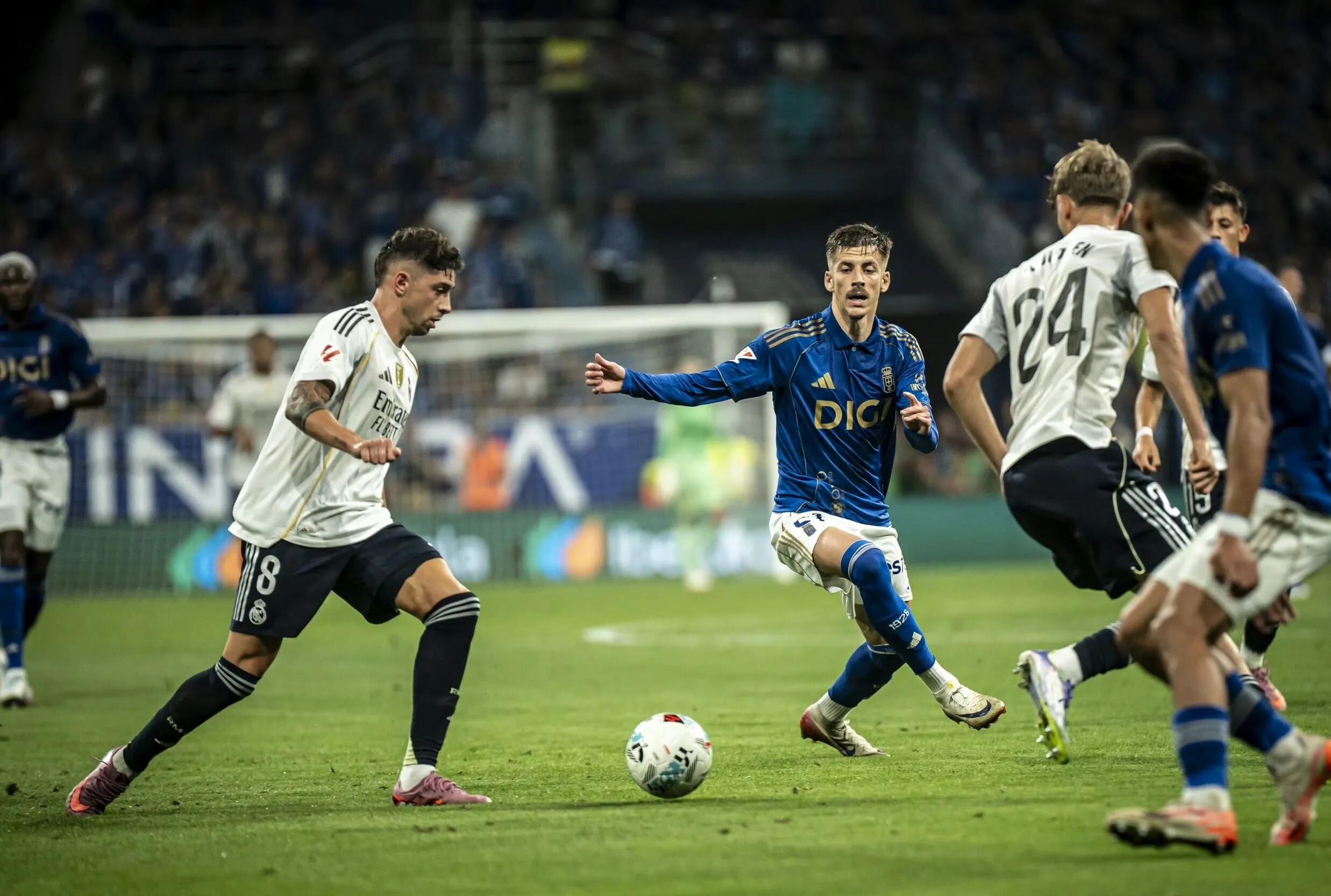 包含巴塞罗那主场被比利亚雷亚尔逼平，积分榜动荡的词条