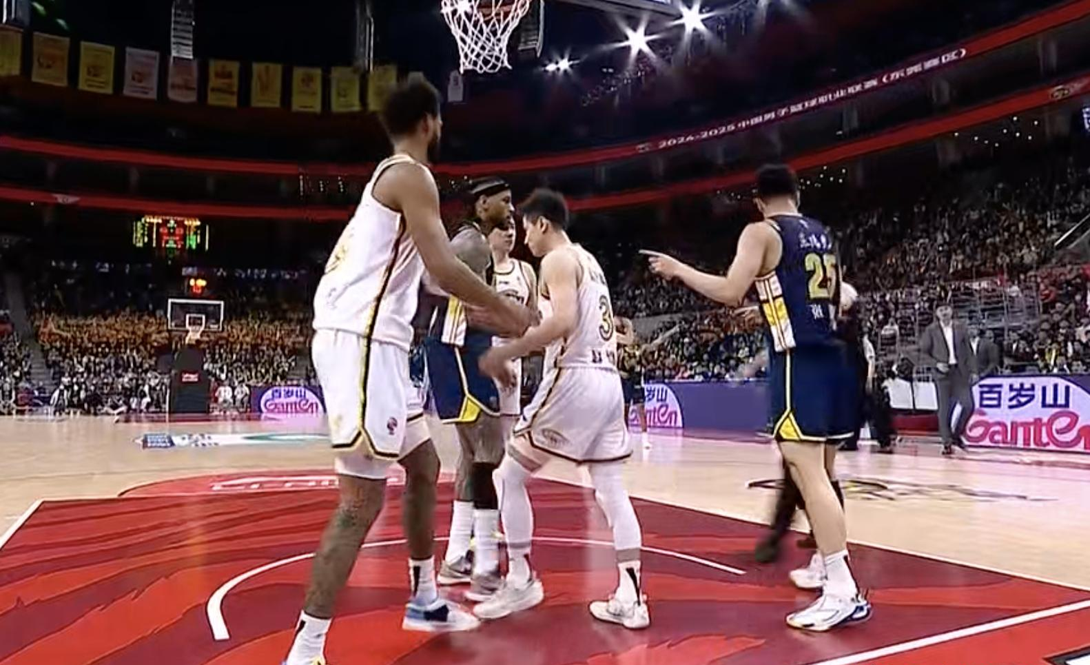 包含篮球联赛对战激烈，球员实力逐渐凸显的词条