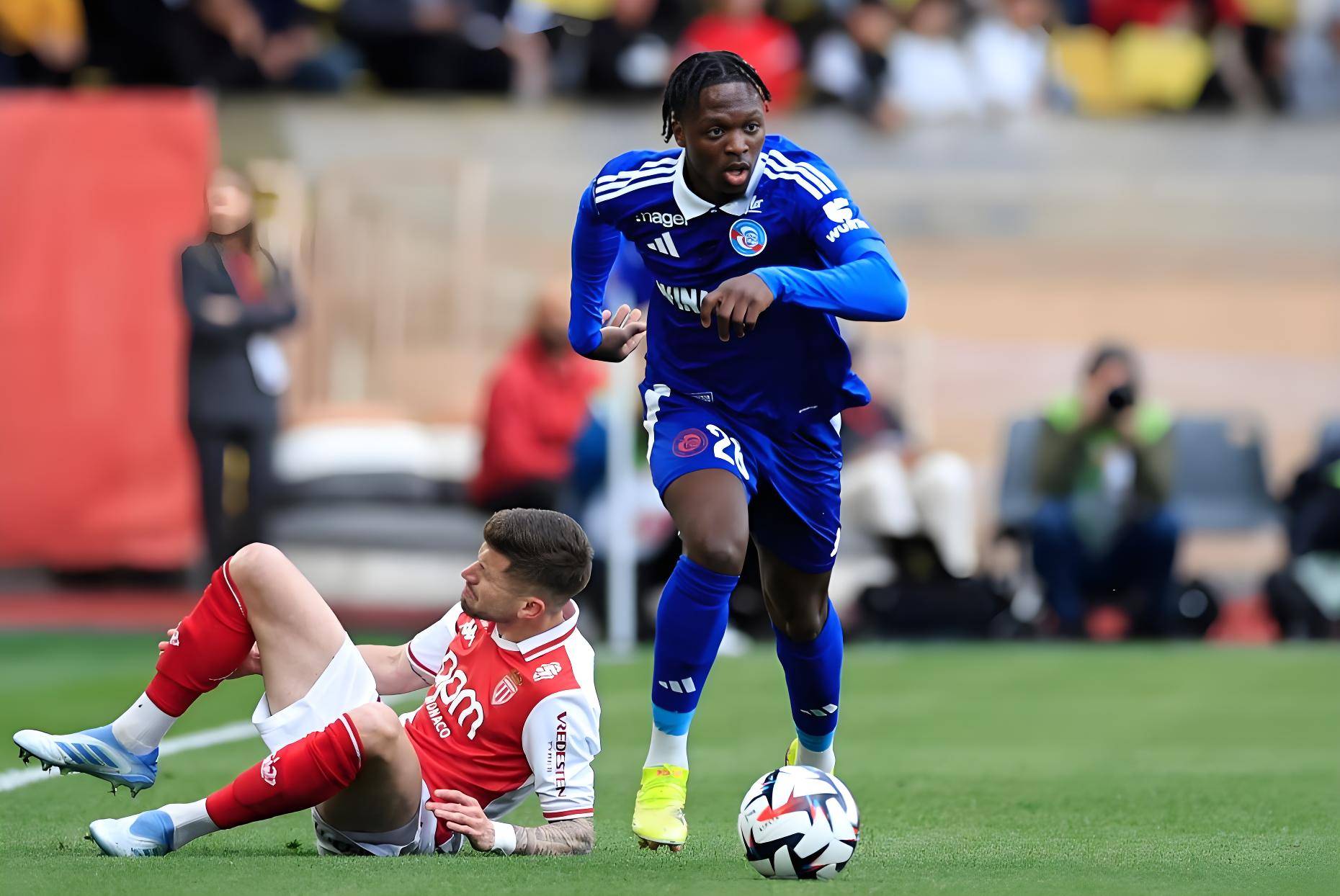 包含斯特拉斯堡主场战胜都灵，实力雄厚的词条