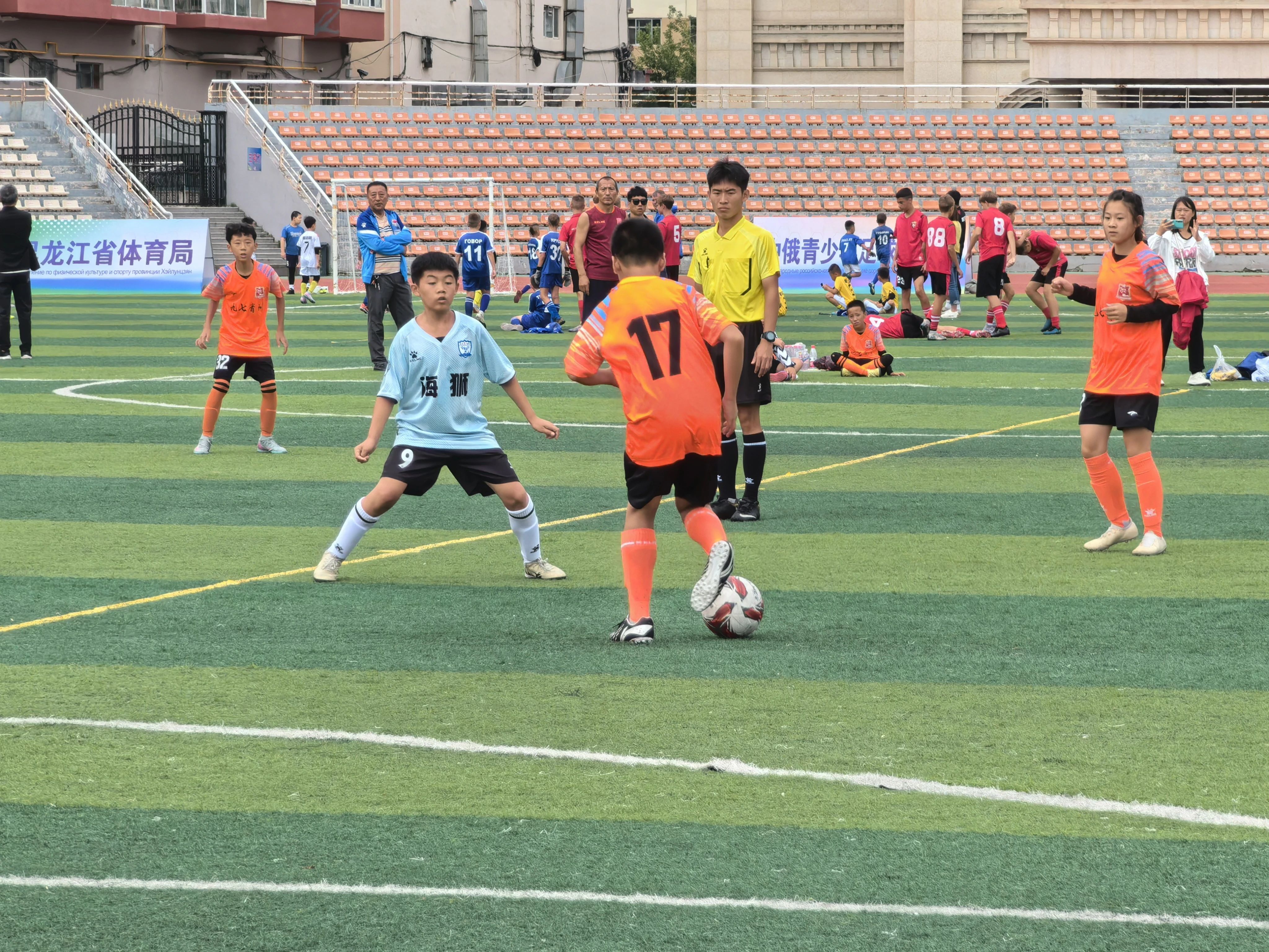 球员们在球场上展现出了顽强拼搏的精神 球员们在球场上展现出了顽强拼搏的精神