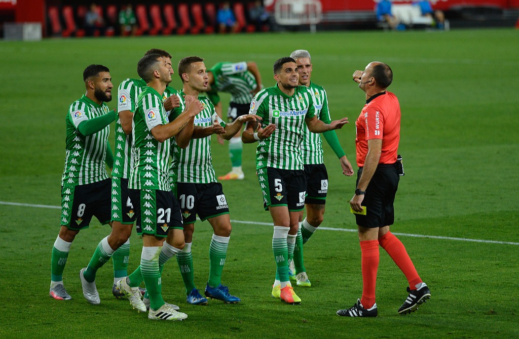 关于格拉纳达客场抢分，保持中游表现的信息