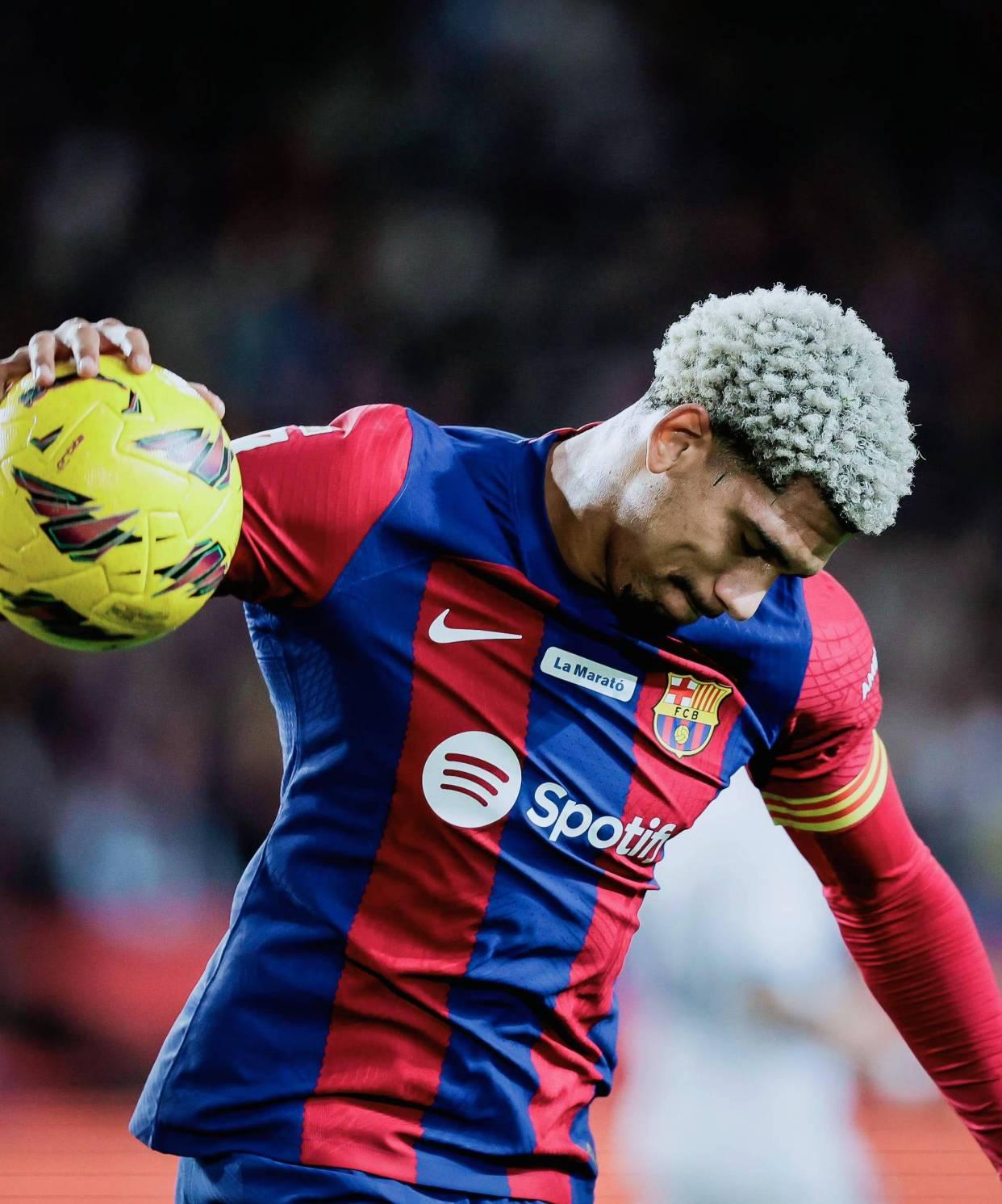 关于荷兰主力后卫决定不退役将延长球员生涯的信息 关于荷兰主力后卫决定不退役将延长球员生涯的信息