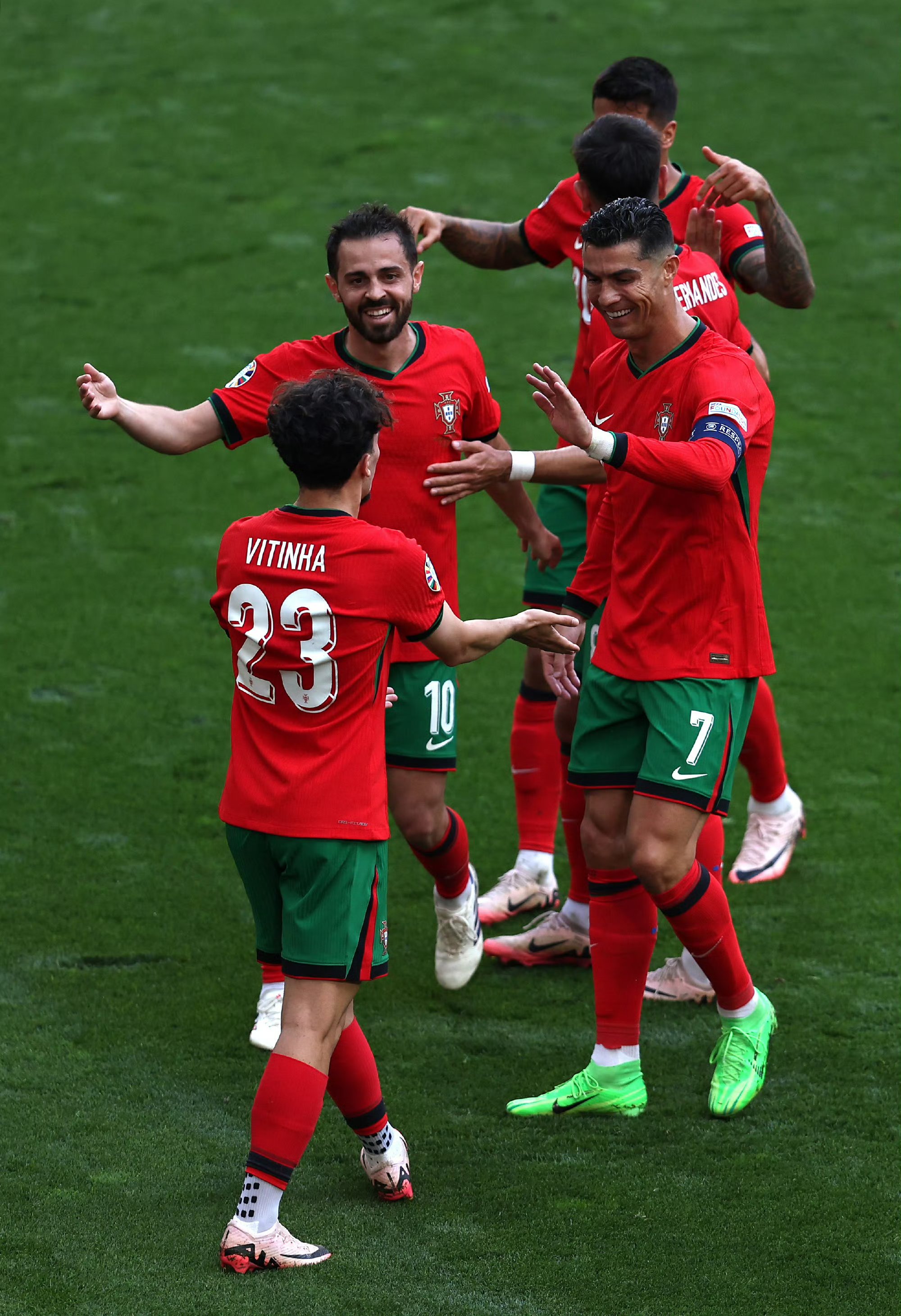 包含红红火火的欧洲足球赛事吸引无数球迷热情支持的词条