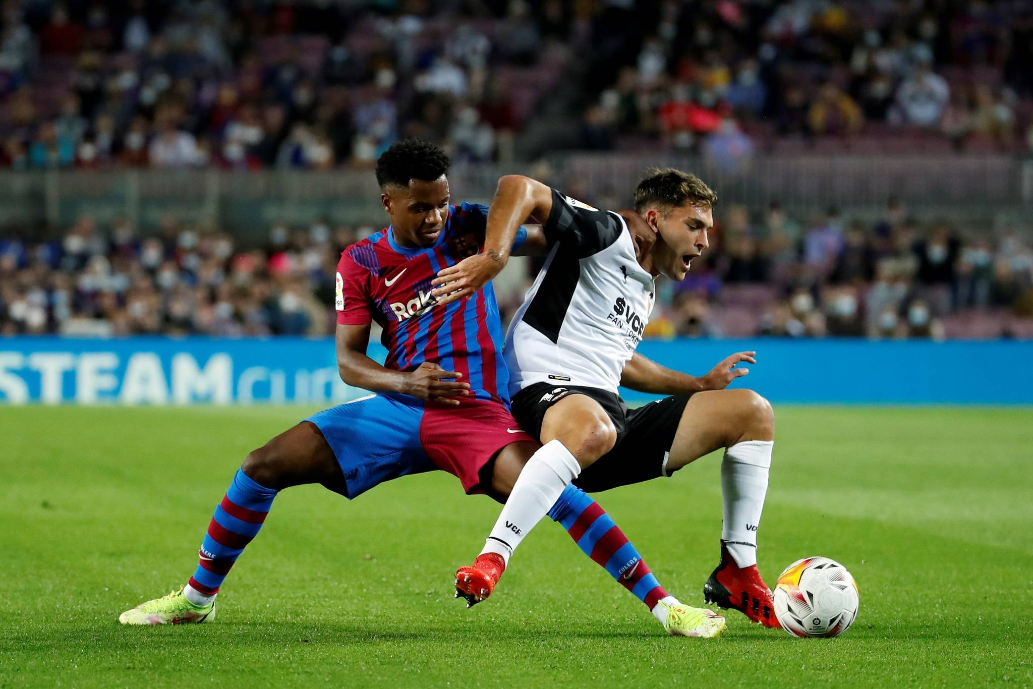 包含巴塞罗那备战瓦伦西亚，追求西甲三分的词条