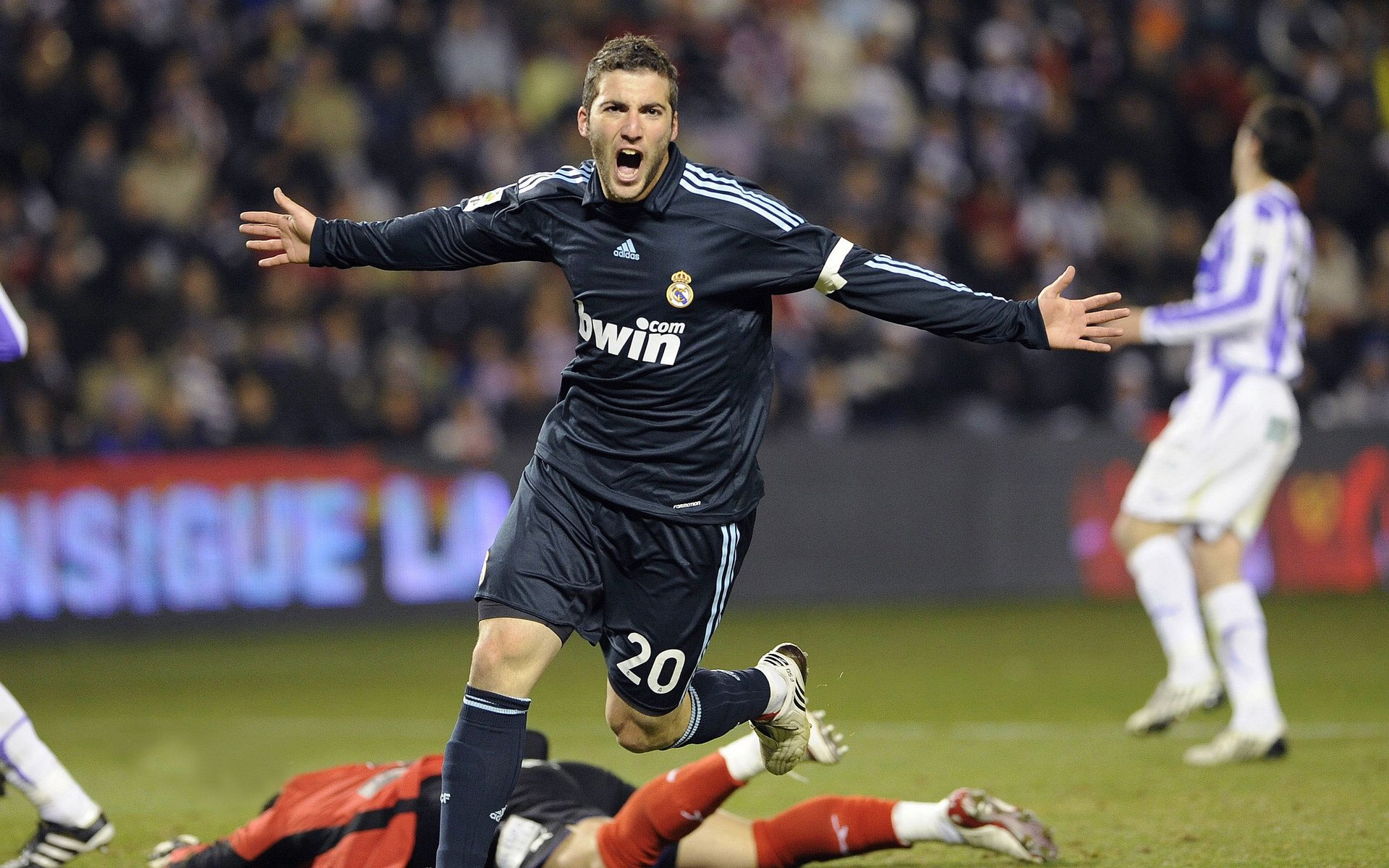 范戴克攻防两端统治,雷恩碾压日本,现代足球的战术启示